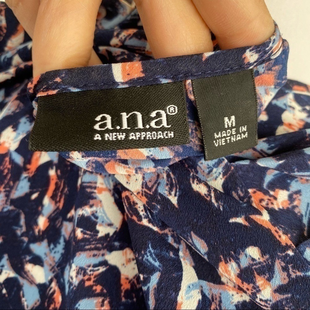 a.n.a Short Sleeve Blouse Size M Navy Blue Abstract Tie Neck Top - Picture 3 of 9